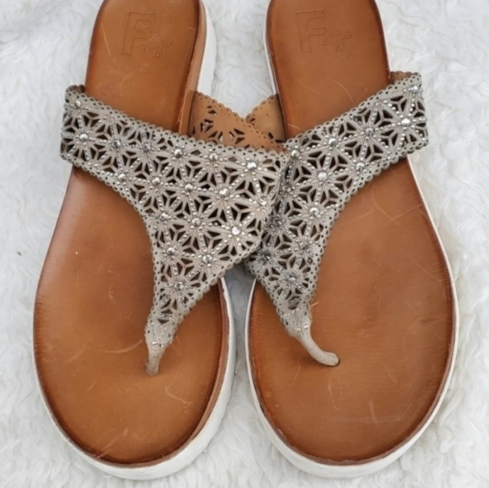 NuvoBella Italian Leather Jeweled Thong Sandals EU 40 US 10 Taupe Rhinestone - Picture 3 of 8